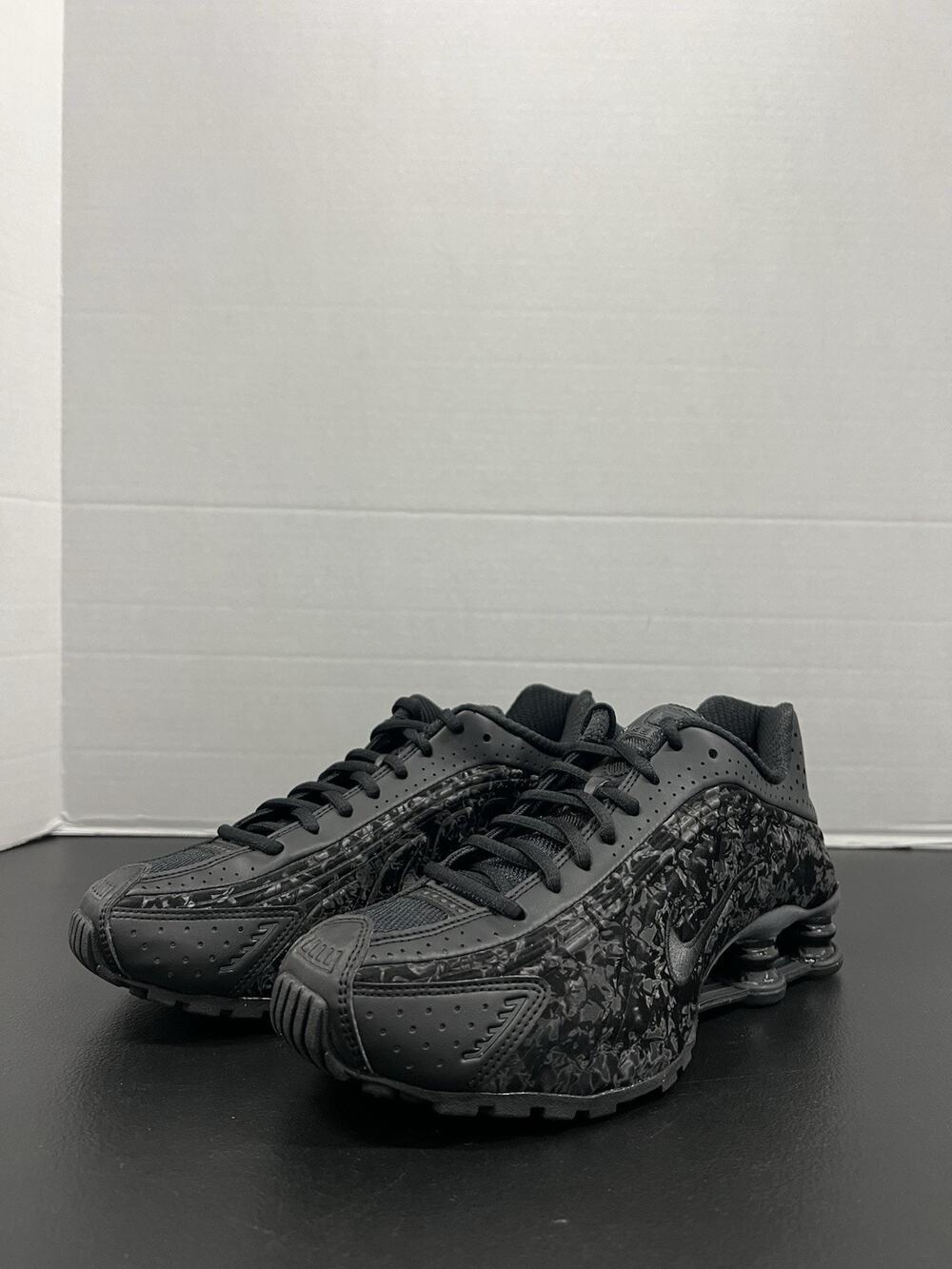 Nike Shox R4 Black Floral HV0934 002 Size 6 Women Retro Black Low Top Y2K Shoe